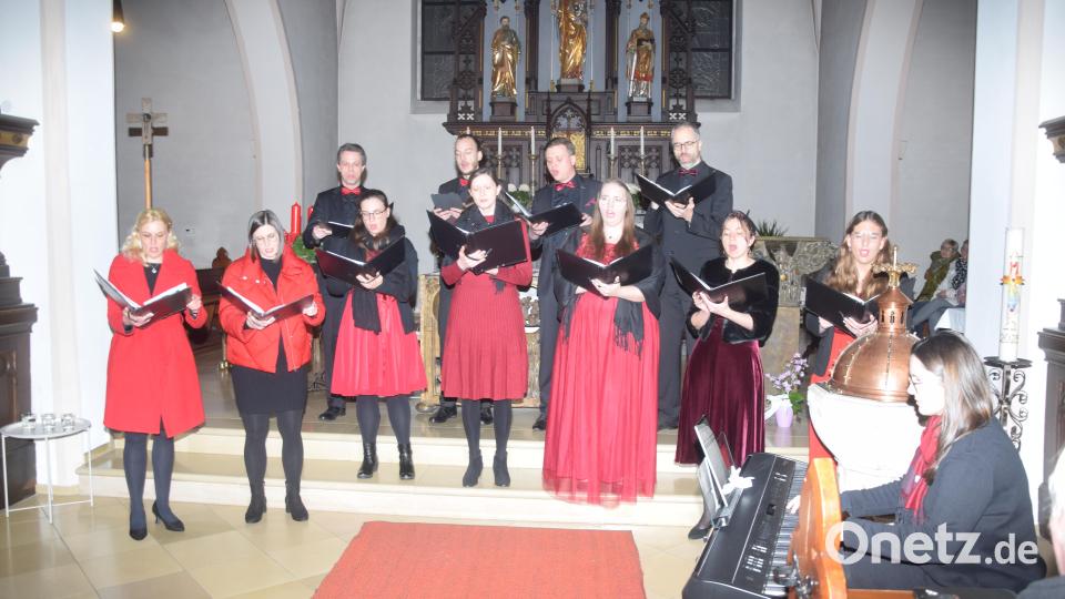 Voices, sieben Frauen und vier Männer mit Dirigentin Manuela Falk (links), verbreiten stimmlichen Adventszauber in der Pfarrkirche Rothenstadt. Bild: fz