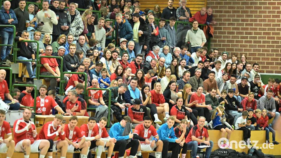 Szenen aus dem Handball-Derby zwischen dem HC Sulzbach und der HG Amberg. Bild: Hubert Ziegler