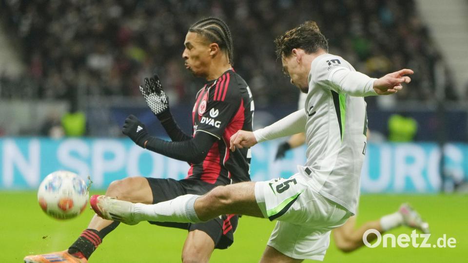 Begegneten sich lange auf Augenhöhe: Eintracht Frankfurt um Jean-Mattéo Bahoya (l) und der VfL Wolfsburg um Aaron Zehnter (r). Bild: Thomas Frey/dpa