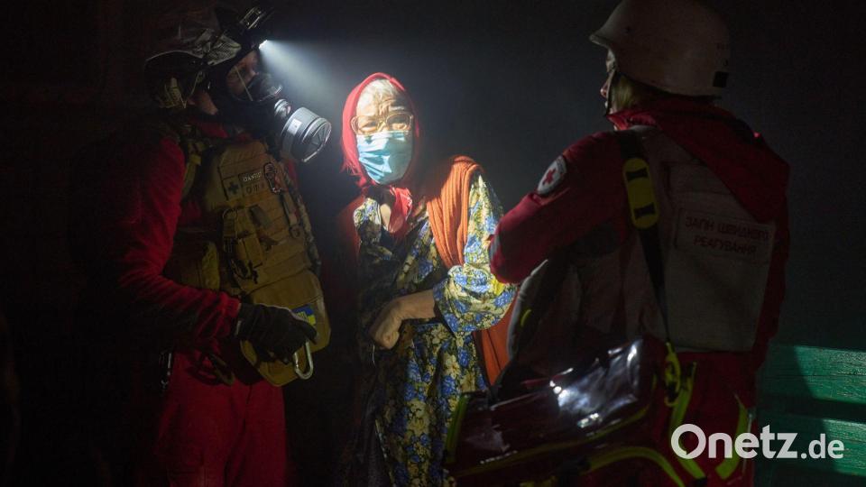 Rettungskräfte evakuieren eine ältere Bewohnerin nach dem Einschlag einer russischen Rakete in ein mehrstöckiges Wohnhaus außerhalb von Kiew. Bild: Efrem Lukatsky/AP/dpa