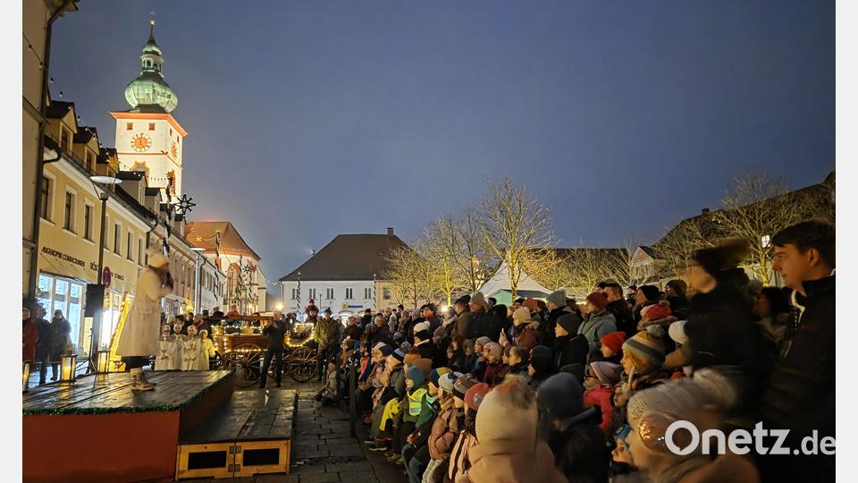 Janka Hannemann-Mathes, Vorsitzende des Stadtmarketing Vereins Tirschenreuth, begrüßte mit viel Freude die unzähligen Gäste, die das neue Christkind erleben wollten. Bild: ubb
