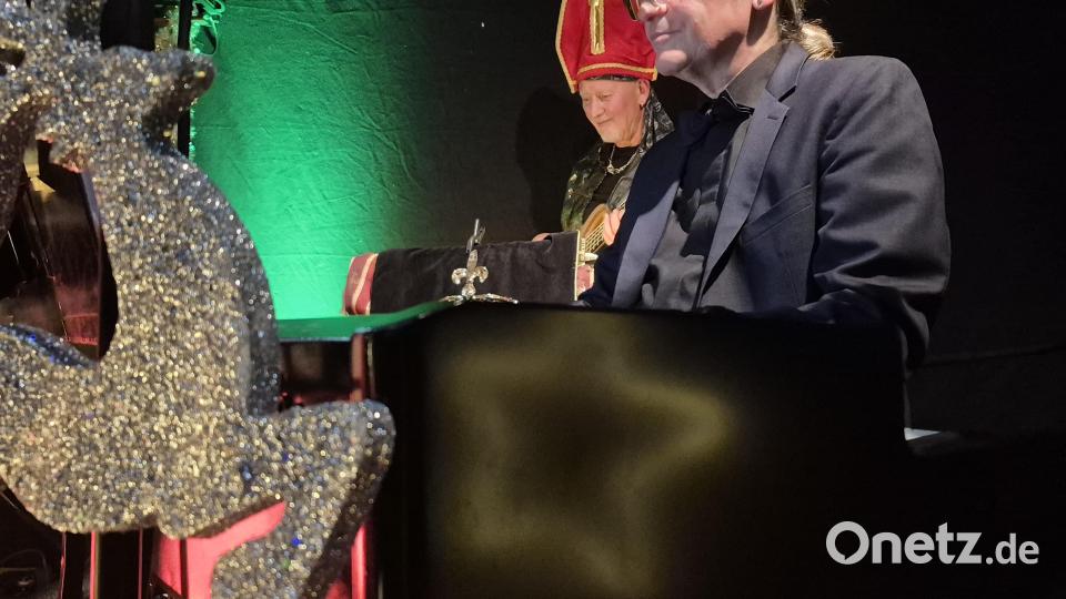 Bandleader, Arrangeur und Produzent Toby Mayerl hat 2021 / 2022 in Schönsee das ehemaligen Caritashaus erworben und sich dort.mit Studio, kleiner Bühne für Wohnzimmerkonzerte und privaten Räumen ein individuell gestaltetes Refugium geschaffen. "In zwei Wochen werd' ich mit Um- und Ausbau endlich fertig" sagt er stolz. Wohnzimmerkonzerte sind im am 23., 30. und 31.Januar 2026 geplant. Bild: eib