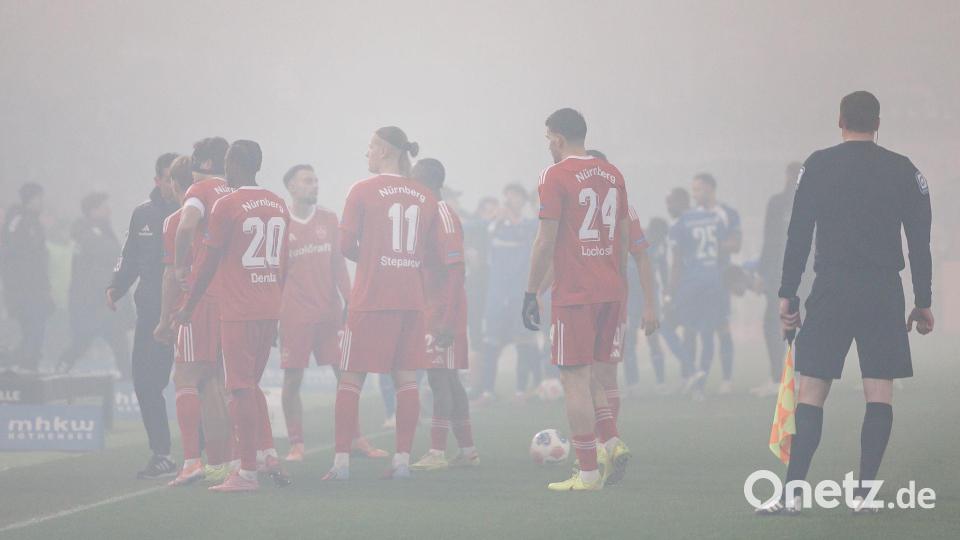 Kein Durchblick mehr: Das Abbrennen von Pyro-Technik sorgt für eine längere Spielunterbrechung. Bild: Andreas Gora/dpa