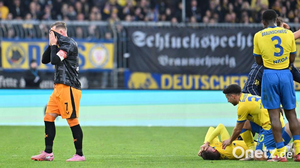 Schockmoment: Braunschweigs Florian Flick bleibt verletzt am Boden liegen. Bild: Swen Pförtner/dpa