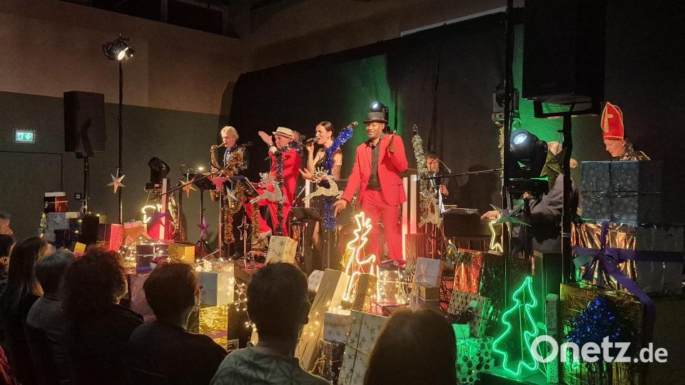 Mitreißend die drei Vocals: Diana Laden eingerahmt von Michael 'Michon' Deiml und Charles Johnson in rot. Bild: eib