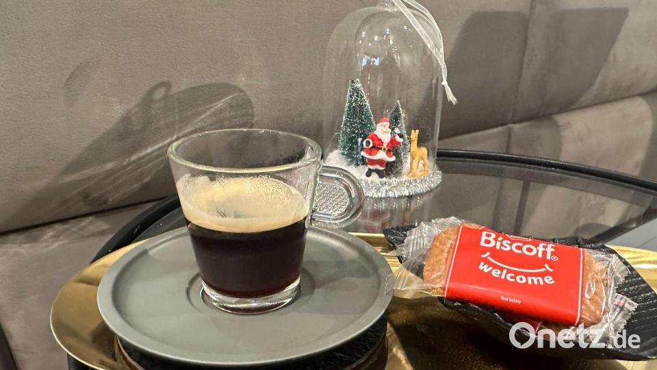 Ein Espresso und ein Karamellkeks dazu. So wird das serviert - hier in einem Berliner Friseursalon. (Archivbild) Bild: Gregor Tholl/dpa