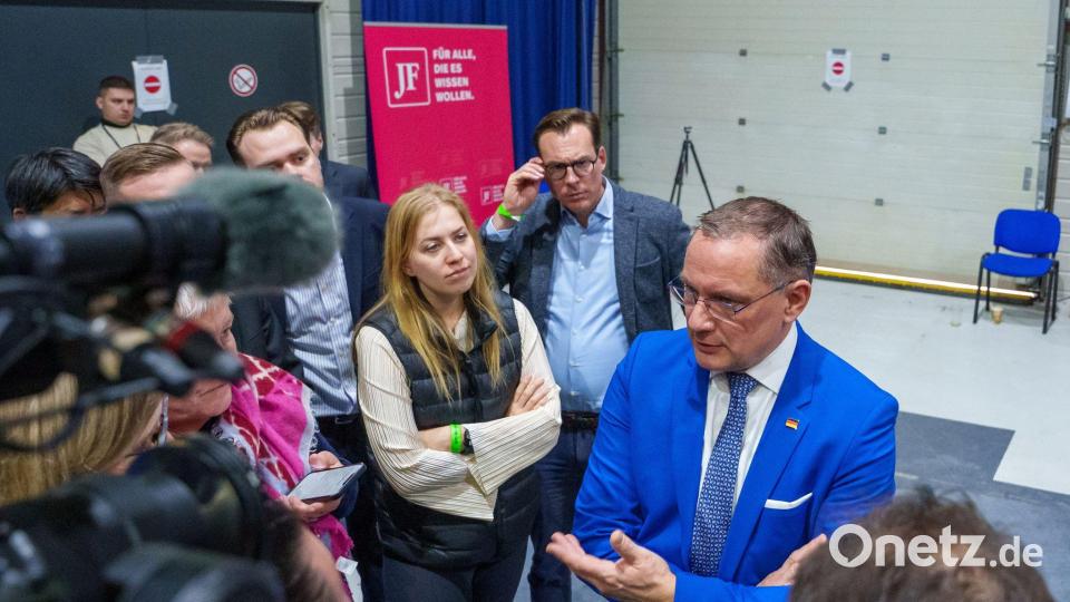 AfD- Chefin Tino Chrupalla im Gespräch mit Reportern am Rande des Gründungskongresses der neuen AfD-Jugendorganisation Generation Deutschland. Bild: Thomas Frey/dpa