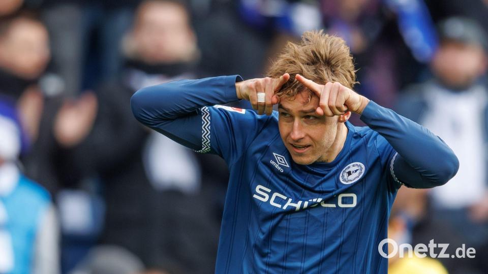 Geburtstagskind Grodowski feiert den Treffer gegen seinen Ex-Club. Bild: Friso Gentsch/dpa