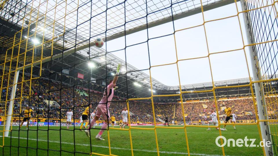 Alexander Rossipal (Dynamo Dresden, r) trifft zum 1:0. Bild: Robert Michael/dpa