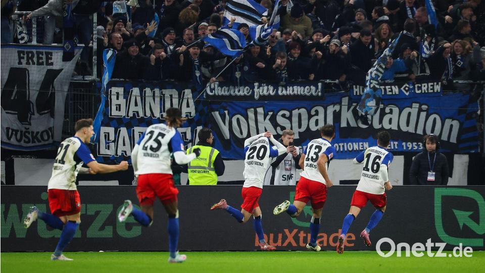 Fabio Vieira (Rückennummer 20) traf in der Nachspielzeit zum umjubelten Siegtreffer. Bild: Christian Charisius/dpa
