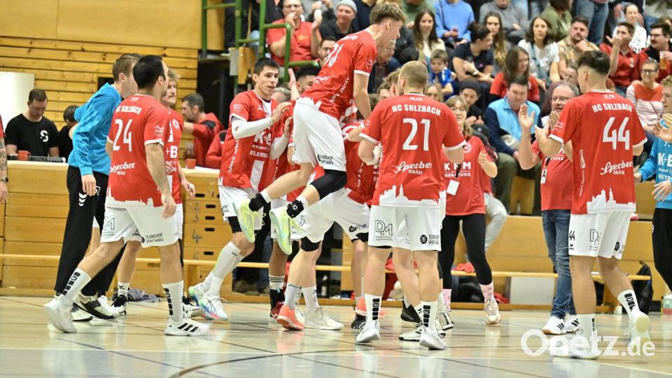 Szenen aus dem Handball-Derby zwischen dem HC Sulzbach und der HG Amberg. Bild: Hubert Ziegler