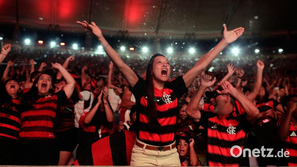 Fans der brasilianischen Mannschaft Flamengo feiern ein Tor, während sie das Endspiel im Copa Libertadores auf einer riesigen Leinwand im Maracana-Stadion in Rio verfolgen. Bild: Bruna Prado/AP/dpa