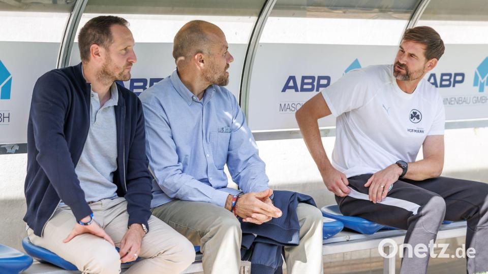 Geben die Fürther Verantwortlichen Trainer Kleine (r) noch eine Chance? (Archivbild) Bild: Andreas Gora/dpa