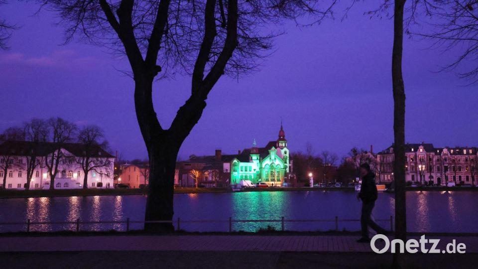 Das E-Werk am Pfaffenteich in Schwerin wird im Rahmen des Aktionstages „Städte für das Leben – Städte gegen die Todesstrafe“ als sichtbares Zeichen gegen die Todesstrafe mit grünem Licht angestrahlt. Bild: Danny Gohlke/dpa