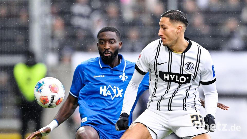 Elversbergs Torjäger Younes Ebnoutalib (r.) im Duell mit Patric Pfeiffer Bild: Uwe Anspach/dpa