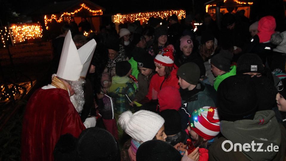 Sankt Nikolaus hält Wort und verteilt an die Kinder kleine Geschenke. Bild: pi