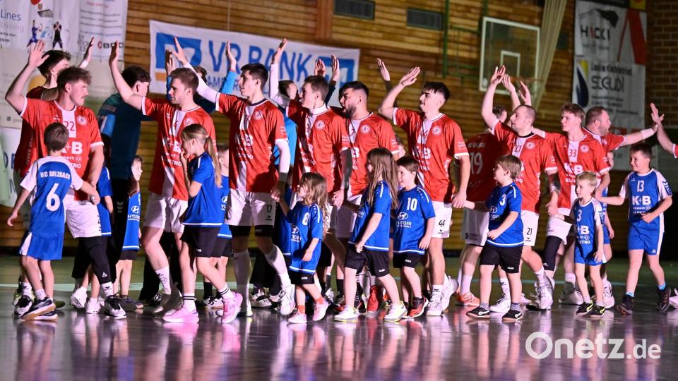 Szenen aus dem Handball-Derby zwischen dem HC Sulzbach und der HG Amberg. Bild: Hubert Ziegler