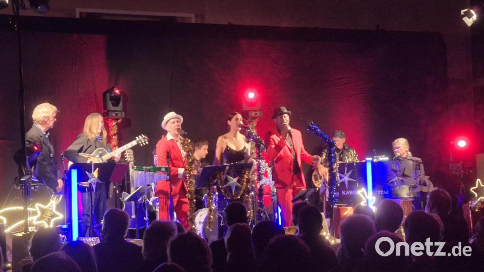 Toby Mayerl am Piano (rechts) und seine Mitmusiker Harry Zawrel am Bass, Wolfram Glaser am Schlagzeug, Dandy Dandorfer an der Gitarre und Mackl Strobl am Saxophon ziehen alle Register im Zusammenspiel mit dem Gesangstrio in der Mitte mit Michael 'Michon' Deiml, Diana Laden und Charles Johnson, um die rund 120 Gäste in funky Stimmung zu bringen. Bild: eib