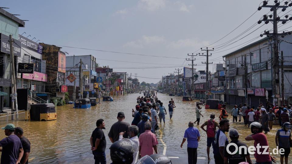 Nach Zyklon „Ditwah“ steht Sri Lanka unter Wasser. Bild: Eranga Jayawardena/AP/dpa
