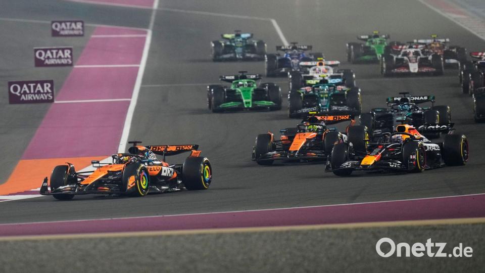 Hinter Polesetter Oscar Piastri schnappt sich Max Verstappen nach wenigen 100 Metern WM-Spitzenreiter Lando Norris. Bild: Darko Bandic/AP/dpa