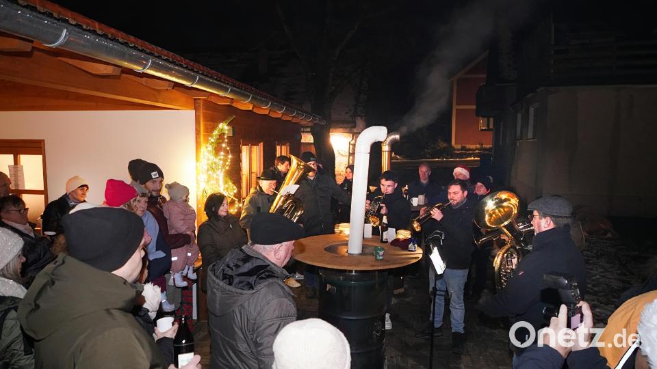 Die Dorfblaskapelle spielt bei der Dorfweihnacht in Spielberg. Bild: fvo