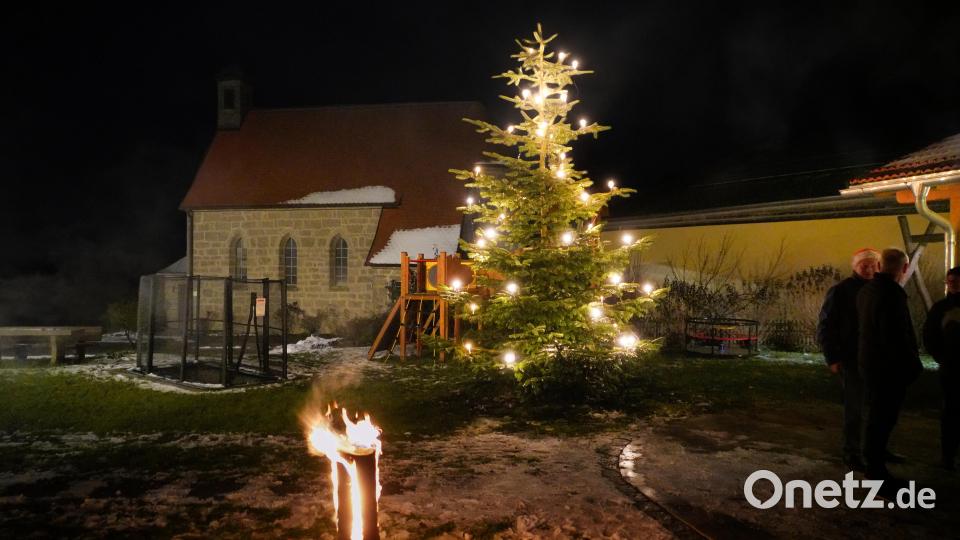 Der Dorfchristbaum erstrahlt in Spielberg. Bild: fvo