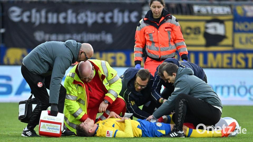 Florian Flick von Eintracht Braunschweig wird wegen einer schweren Risswunde behandelt. Bild: Swen Pförtner/dpa