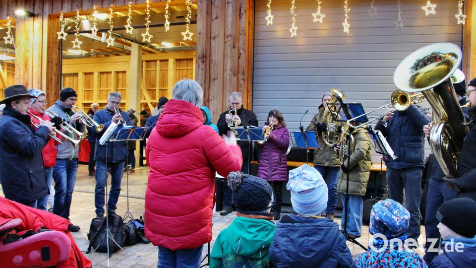 Der Posaunenchor Kirchenreinbach unter der Leitung von Claudia Vogel stimmte mit weihnachtlichen Weisen auf die Advents- und Weihnachtszeit ein. Bild: ds