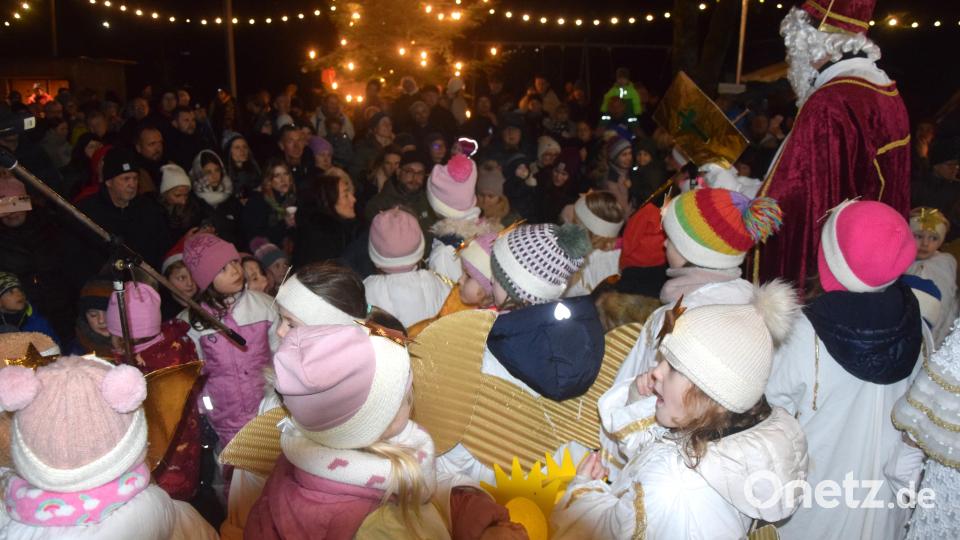 Der Nikolaus wünschte den vielen Besuchern eine besinnliche Weihnachtszeit. Bild: fz