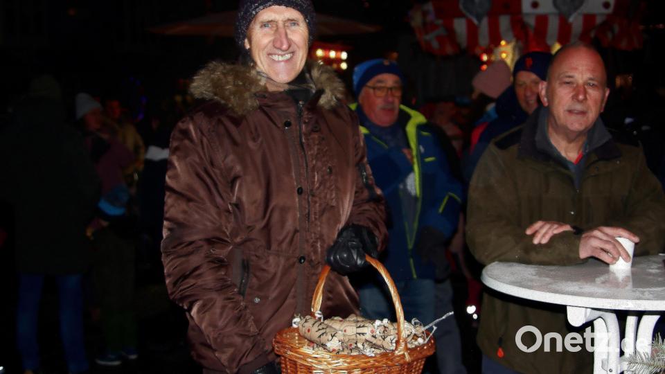 Am Stand der Freien Wähler (links Markus Schäffler) durfte sich jeder eine Gratiswurst sichern. Bild: wro
