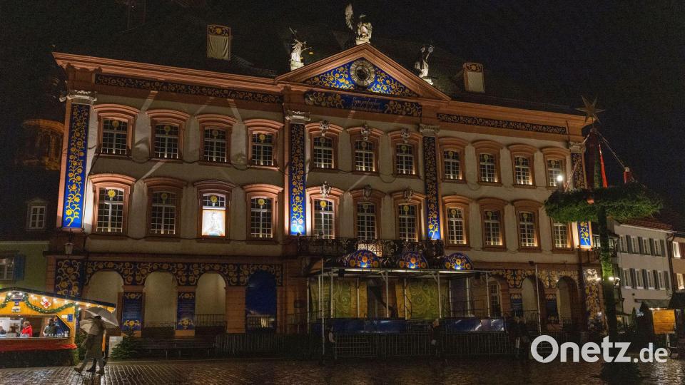 In der historischen Altstadt von Gengenbach im Schwarzwald wird die Fassade des Rathauses zu einem überdimensionierten Adventskalender umfunktioniert. Bild: Philipp von Ditfurth/dpa