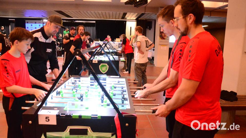 Rund 150 Tischfußball-Kicker kämpften in der Realschulaura um Pokale. Bild: Kunz