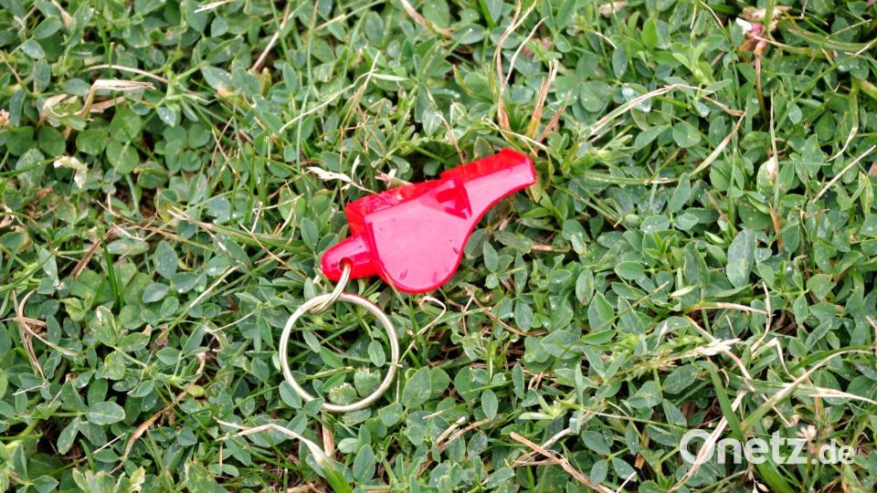 Ein 12-jähriger Referee erhielt nach einem Fußballspiel Todesdrohungen. Archivbild: Maria Rossbauer/dpa