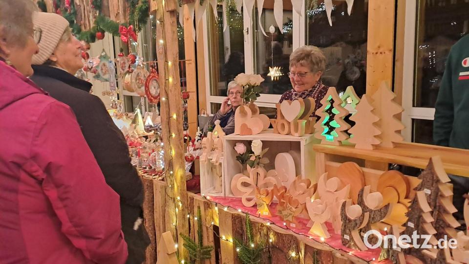 Die Besucher des Weihnachtsmarkts hatten die Auswahl zwischen vielen Angeboten. Bild: gis