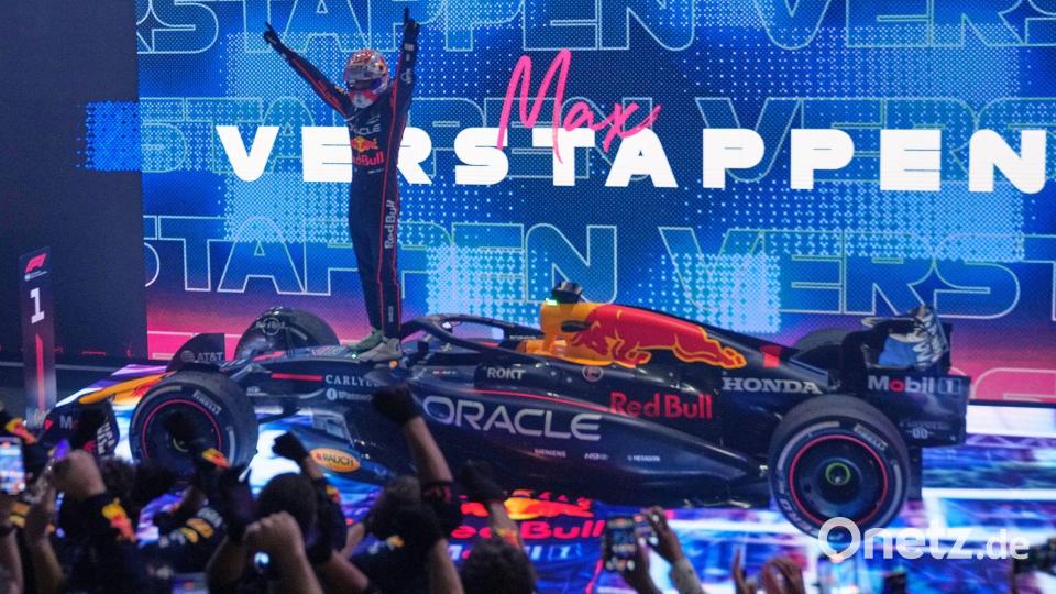 ed-Bull-Pilot Max Verstappen aus den Niederlanden feiert nach seinem Sieg beim Grand Prix von Katar. Bild: Altaf Qadri/AP/dpa