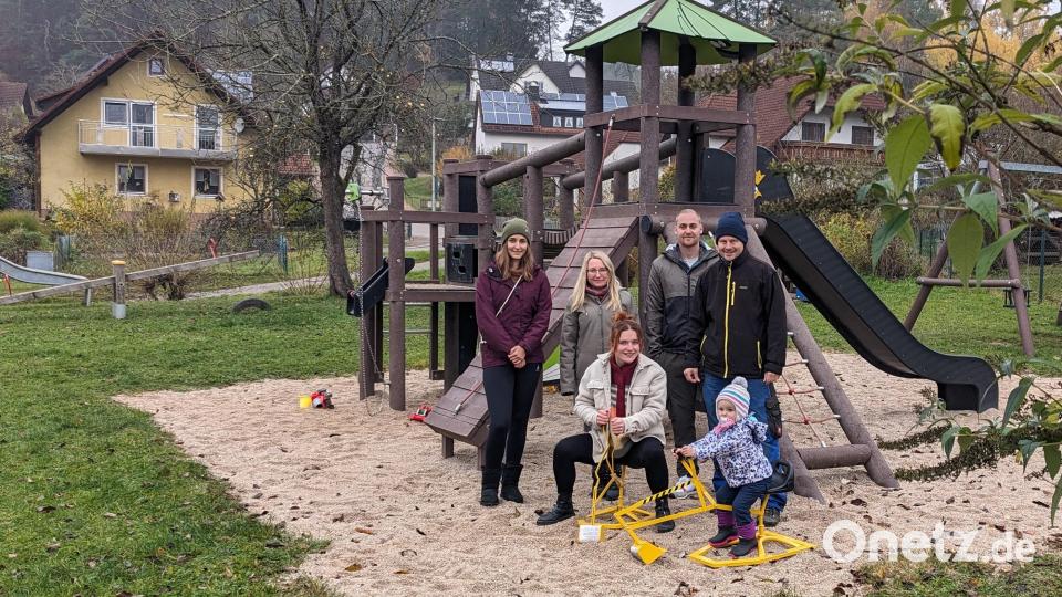Ein Teil des Organisationsteams baute die Bagger direkt auf dem Spielplatz auf. Von links: Johanna Meyer, Franziska Steger, Chiara Speckner, Quirin Neidel, Florian und Lara Hölzl. Bild: Carmen Hölzl