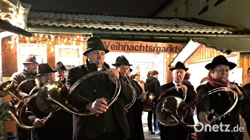 Die Parforcehornbläser &quot;Hohes Fichtelgebirge&quot; eröffneten den Weihnachtsmarkt. Bild: gis