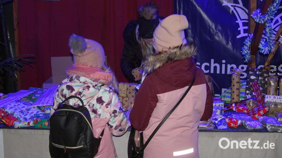 Überraschungspäckchen, Pommes und Hot Lillet bot die Faschingsgesellschaft "Weiß-Blau Wiesau" feil. Bild: wro