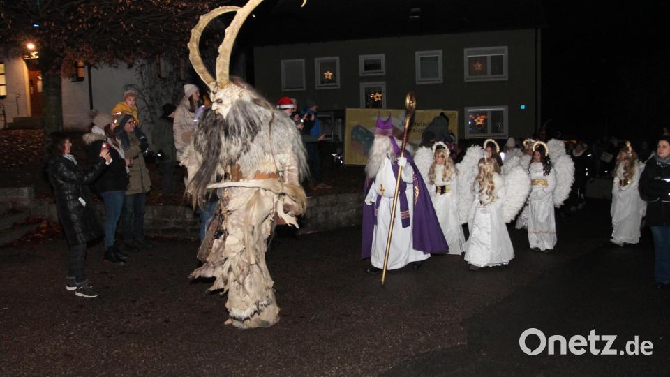 Die "Schwarzachtal-Pass-Krampusse" machten sich mit Sankt Nikolaus und Engeln auf den Weg zum Kirch- und Rathausplatz. Bild: pi