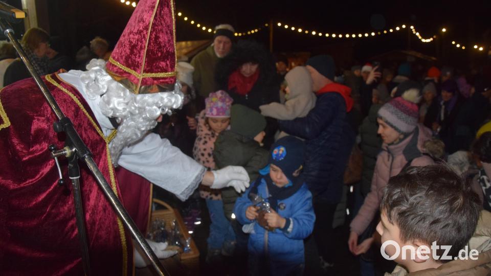 Für die Kinder gab es vom Nikolaus Geschenksäckchen. Bild: fz
