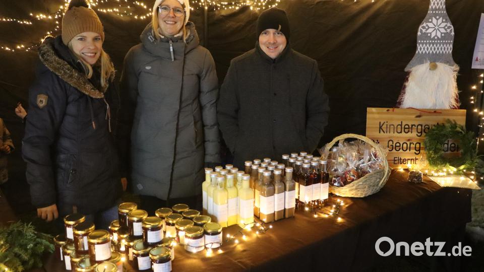 Beim Stand des Kindergartens St. Georg Rieden gab es allerlei Köstlichkeiten für den guten Zweck zu kaufen. Bild: mrr