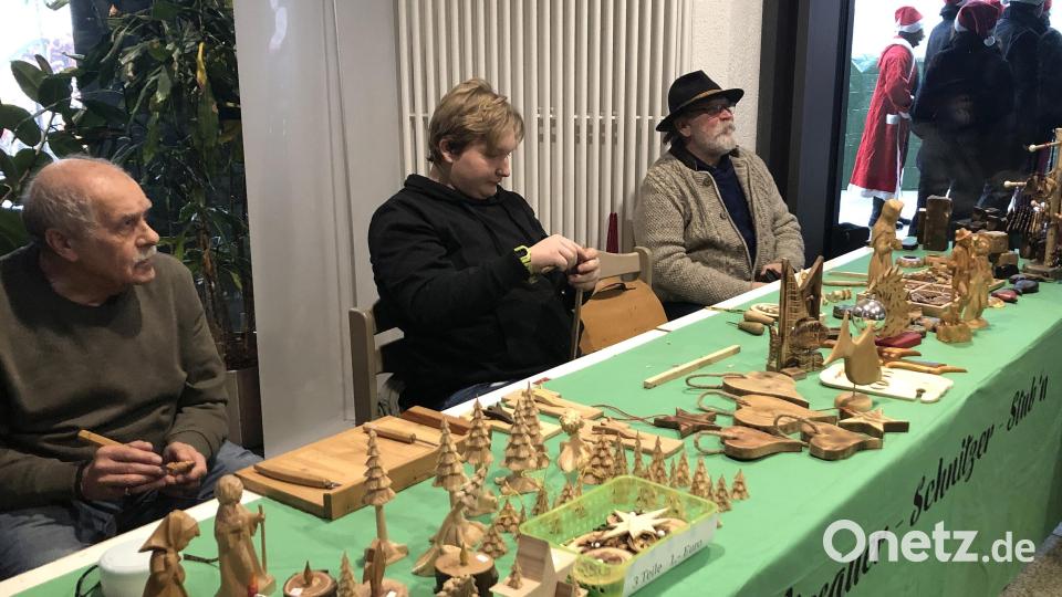 Im Foyer des Rathauses arbeiteten die Schnitzer. Bild: wro