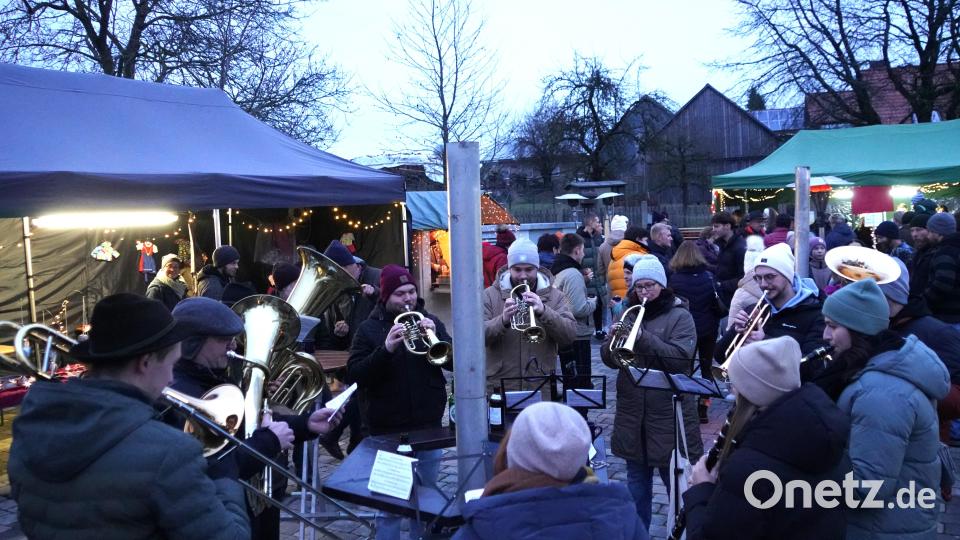 Schon zu Beginn des Adventsmarkts der Freien Wähler spielte die Trachtenkapelle Waldthurn adventliche Weisen. Bild: fvo