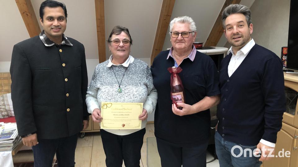 Goldene Hochzeit feierten Hermine und Albert Schuller. Im Namen der Marktgemeinde Wiesau gratulierte Zweiter Bürgermeister Michael Dutz (rechts) und für &quot;Sankt Michael&quot; Pfarrvikar Pater James (links). Bild: wro