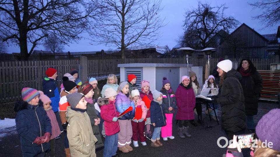 Der Auftritt des Waldthurner Kinderchors „CantiKids“ unter der Leitung von Manuela Grünauer war ein Höhepunkt beim Adventsmarkt in Waldthurn. Bild: fvo