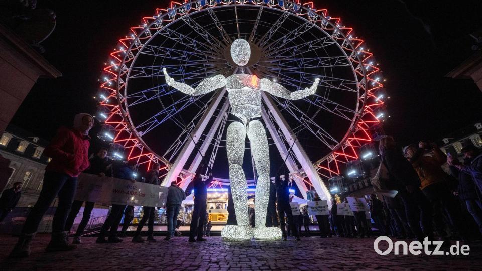 Eine Leuchtpuppe macht auf den Welt-Aids-Tag aufmerksam. Bild: Marijan Murat/dpa