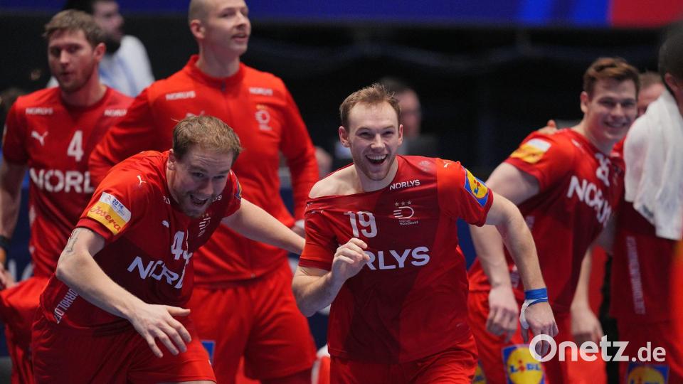 Die Dänen Simon Pytlick (l) und Mathias Gidsel (r) spielen bald auch wieder im Club zusammen. (Archivbild) Bild: Soeren Stache/dpa