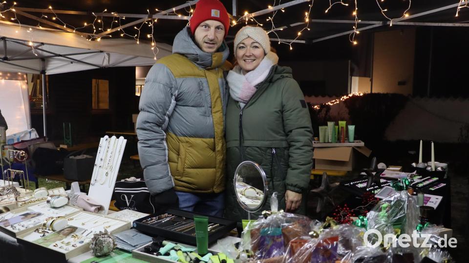 Die Stände, wie hier von Matthias und Marina Becker aus Rieden, rundeten den Adventsmarkt ab. Bild: mrr