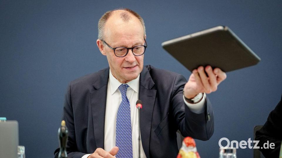 Start in die Woche: Kanzler Merz zu Beginn der Gremiensitzungen Bild: Kay Nietfeld/dpa