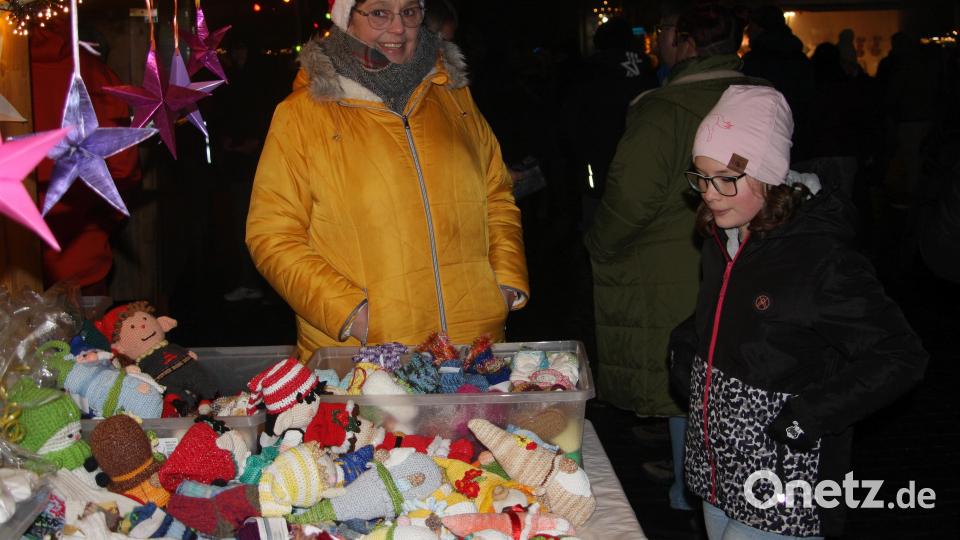 Auch das Angebot an Strickwaren, darunter Socken, Handschuhe, Schals und Pullis, fand seine Käufer. Bild: wro